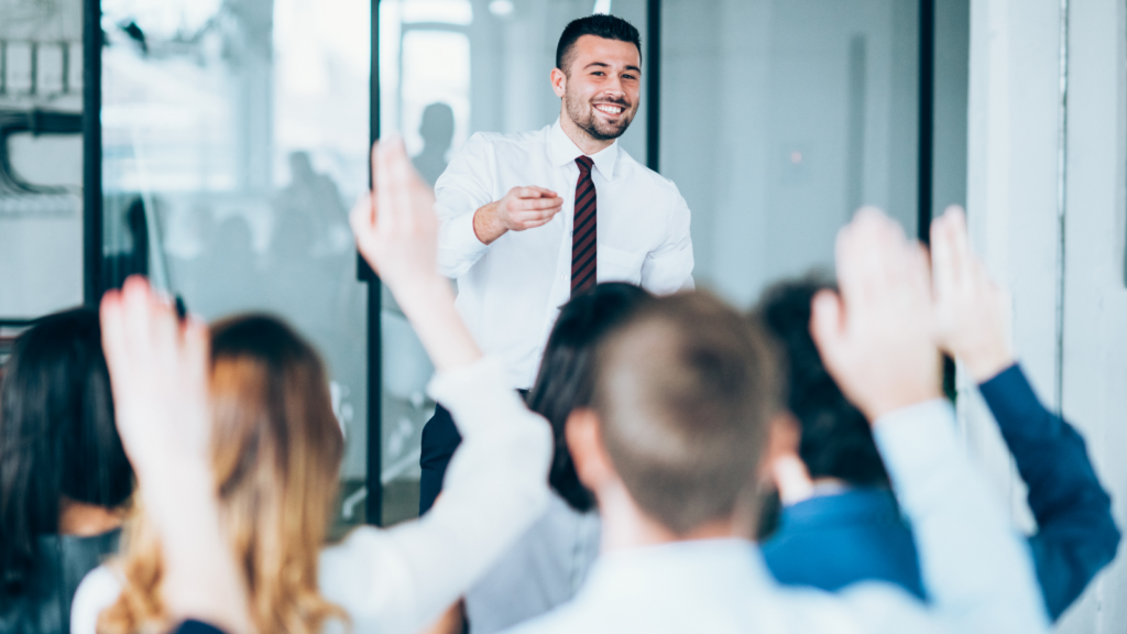 Formation Homme Mains Levees